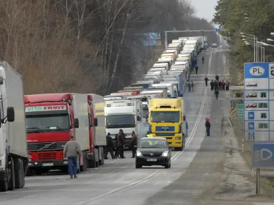 Trucks wait in line on the border crossing between Poland and Ukraine in Korczowa, south-eastern Poland January 27, 2008. Polish lorry drivers plan to blockade Warsaw on Monday to protest a huge, week-old traffic jam along the eastern border, a trade union said on Sunday. REUTERS/Bartosz Frydrych/Forum (POLAND)