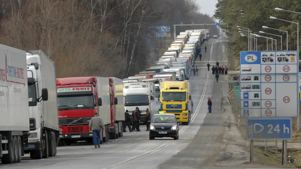 Trucks wait in line on the border crossing between Poland and Ukraine in Korczowa, south-eastern Poland January 27, 2008. Polish lorry drivers plan to blockade Warsaw on Monday to protest a huge, week-old traffic jam along the eastern border, a trade union said on Sunday. REUTERS/Bartosz Frydrych/Forum (POLAND)