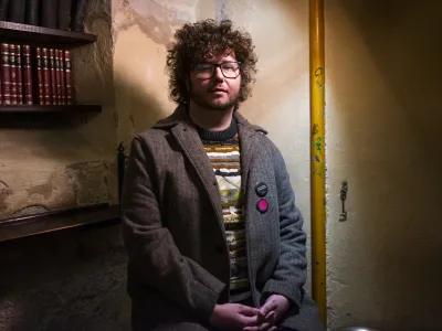 »Postopek literarizacije osebnih stvari pri meni ustvari tisto nujno distanco med tem, kar je bilo res in kar je v pesmi,« pravi pesnik Pino Pograjc. Foto: Nik Erik Neubauer