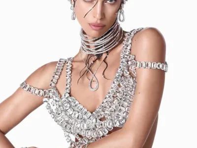 Priljubljena ruska manekenka Irina Shayk (38) je menda že 'vrgla oko' na hollywoodskega igralca, a viri trdijo, da ga pravzaprav ne zanima. Tom Cruise (61) je počaščen, da bi ga nekdo tako lep, kot je Irina, imel za material za razmerje - toda ne glede na to, kako je počaščen, Tomova prva ljubezen so filmi. Priljubljeni igralec svojo kariero še vedno postavlja pred ljubezen, pred kratkim je prekinil tudi kratko razmerje z bivšo ženo ruskega oligarha, s katero sta se razšla, ker se je razmerje prehitro razvijalo, piše T-portal. Irina Shayk se je lani razšla z nekdanjim igralcem ameriškega nogometa Tomom Bradyjem, ki je bil pred tem poročen z njeno kolegico Gisele Bundchen. 