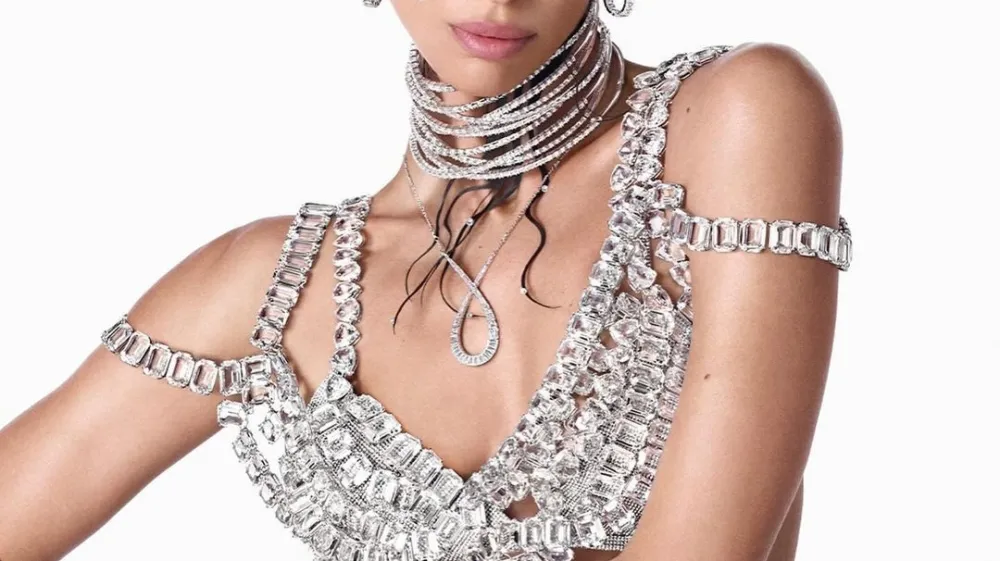 Priljubljena ruska manekenka Irina Shayk (38) je menda že 'vrgla oko' na hollywoodskega igralca, a viri trdijo, da ga pravzaprav ne zanima. Tom Cruise (61) je počaščen, da bi ga nekdo tako lep, kot je Irina, imel za material za razmerje - toda ne glede na to, kako je počaščen, Tomova prva ljubezen so filmi. Priljubljeni igralec svojo kariero še vedno postavlja pred ljubezen, pred kratkim je prekinil tudi kratko razmerje z bivšo ženo ruskega oligarha, s katero sta se razšla, ker se je razmerje prehitro razvijalo, piše T-portal. Irina Shayk se je lani razšla z nekdanjim igralcem ameriškega nogometa Tomom Bradyjem, ki je bil pred tem poročen z njeno kolegico Gisele Bundchen. 