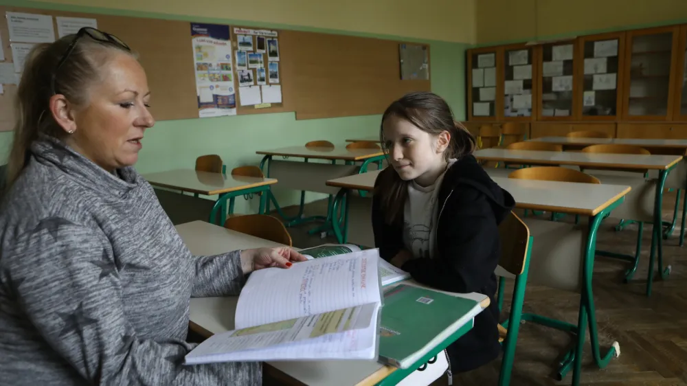 Prostovoljka Alena Paternost, ki je trenutno edina prostovoljka na šoli, z Viktorio dela enkrat tedensko. Foto: Luka Cjuha