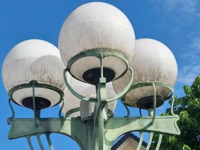 Umazane svetilke na Zmajskem mostu