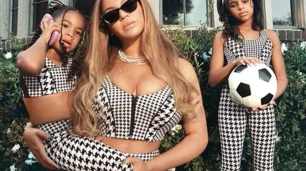 BEYONCE JE IZDALA SVOJO NOVO IN ZADNJO KOLEKCIJO, KI JO JE PRIPRAVILA V SODELOVANJU ADIDASOM. KOLEKCIJA IVY PARK VKLJUČUJE MODNE KOSE, KI ZAJEMAJO KATEGORIJO &Scaron;PORTNIH IN ULIČNIH OBLAČIL TER OBUTVE. Kolekcija&nbsp;je na voljo, tako za odrasle kot za otroke. Je živahnih barv, pri kateri prevladujejo različni izraziti vzorci ter barva limete in zelene.Oblikovalske iztočnice temeljijo na filozofiji klasičnih modnih silhuet z zares individualnim stilom in tako sledijo najbolj divjim sanjam. Kolekcija je na voljo v vseh velikostih. V kampanji nastopa sama kraljica Beyonce, pa tudi hčerka Kobeja Bryanta &ndash; Natalia Bryant, Ava Phillippe in Deacon Phillippe &ndash; otroci Reese Witherspoon ter profesionalna ko&scaron;arkarja James Harden in Jalen Green. Največ pozornosti pa vsekakor pritegneta Beyonceini hčerki, Blue Ivy in Rumi, ki se v videu pojavljata v ujemajočih se oblačilih.