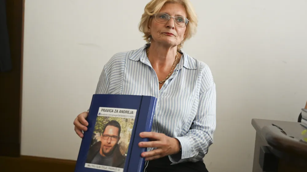 Lidija Giuliatti Bajželj na sodišče nosi mapo, v kateri ima številne dokumente in izsledke svoje dolgoletne preiskave o sumljivi smrti sina. Krasi jo njegova fotografija. Foto: Nik Erik Neubauer 