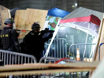 Policija posreduje proti protestnikom v podporo Gazi, ki so se zabarikadirali na univerzi UCLA v Los Angelesu. Foto: Reuters