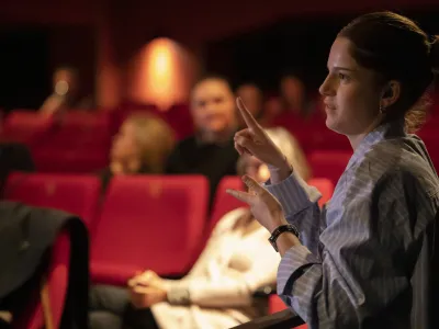 Špela Rotar pozdravlja projekt Kinodvor za gluhe in naglušne ter si želi, da bi gluhi in slišeči še bolj povezano sobivali skupaj. 