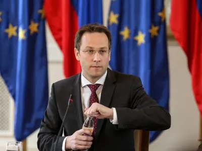 ﻿kandidat za Ustavnega sodnika RS DDr. Klemen Jaklič, predavatelj na ameriški Univerzi Harvard, kjer predava s področij ustavnega prava, moralne teorije, etike, človekovih pravic in demokracije.    - 21.03.2017 - javna predstavitev drugega kandidata za sodnika Ustavnega sodišča RS Klemna Jakliča v predsedniški palači -.    //FOTO: Luka Cjuha