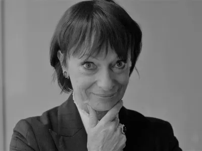 dr. Manca Košir, doktorica filoloških ved - visokošolska učiteljica - Izredna profesorica FDV, Preučuje in poučuje novinarski diskurz in etiko. Je ekspert za časopisne novinarske žanre, //FOTO: Jaka Adamič