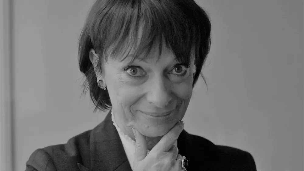 dr. Manca Košir, doktorica filoloških ved - visokošolska učiteljica - Izredna profesorica FDV, Preučuje in poučuje novinarski diskurz in etiko. Je ekspert za časopisne novinarske žanre, //FOTO: Jaka Adamič