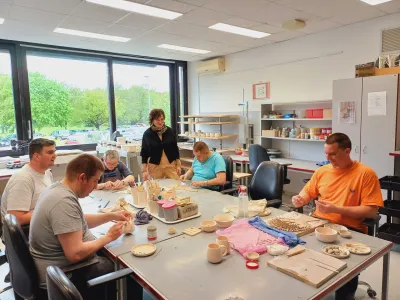 Dru&scaron;čina se po ustvarjalnih dopoldanskih urah odpravi pe&scaron; do bližnje kranjske porodni&scaron;nice, kjer jim pripravijo toplo malico.