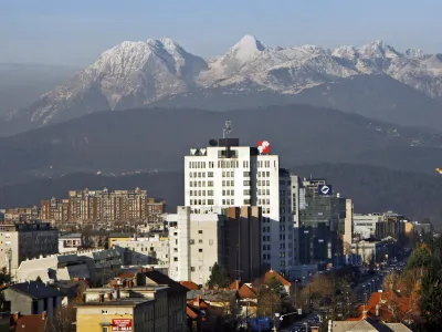 ﻿-  poslova stavba Mercator, Dunajska cesta, stanovanjska soseska Bežigrad v Ljubljani, hribi,panoramski posnetek - panorama //FOTO: Tomaž Skale