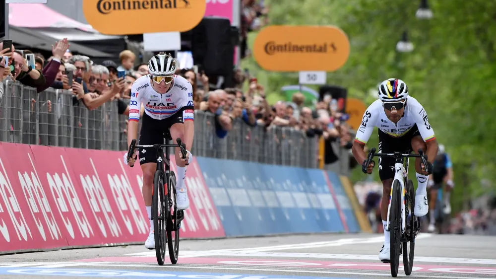 Cycling - Giro d'Italia - Stage 1 - Venaria Reale to Torino - Italy - May 4, 2024 Ineos Grenadiers's Jhonatan Narvaez crosses the finish line to win stage 1 followed by UAE Team Emirates' Tadej Pogacar REUTERS/Jennifer Lorenzini