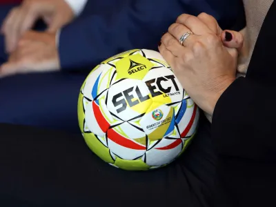 rokometna žoga za žensko evropsko prvenstvo- 20.10.2022 &ndash; Rokometna zveza Slovenije (RZS) &ndash; ženska rokometna reprezentanca - predstavitev priprav Slovenije na organizacijo bližnjega evropskega rokometnega prvenstva za ženske v Celju in Ljubljani ter objava seznama igralk slovenskega selektorja Dragana Adžića//FOTO: Tomaž Skale