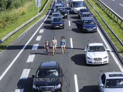 ﻿- 28.08.2016 - Gorenjska avtocesta - 10km prometni zastoj pred mejnim prehodom Karavanke na Jesenicah  //FOTO: Jaka Gasar