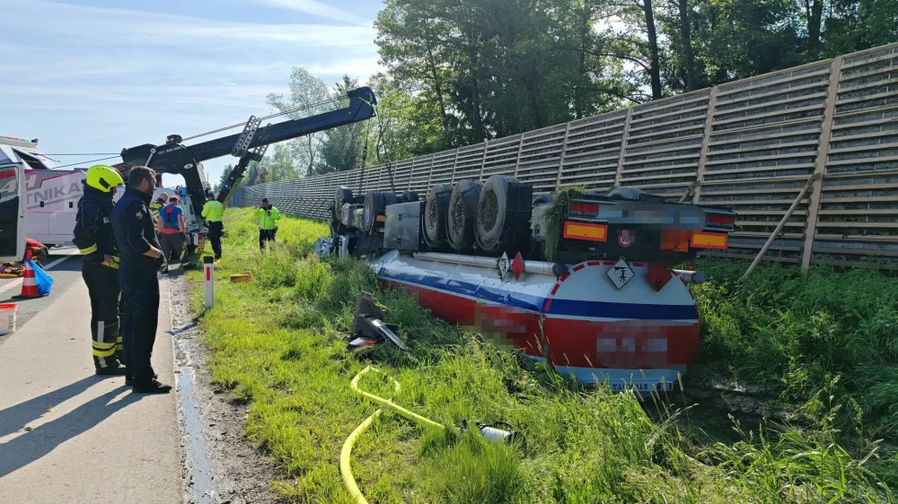V nesreči cisterne na primorski avtocesti pred Brezovico je umrl 33-letni voznik. 