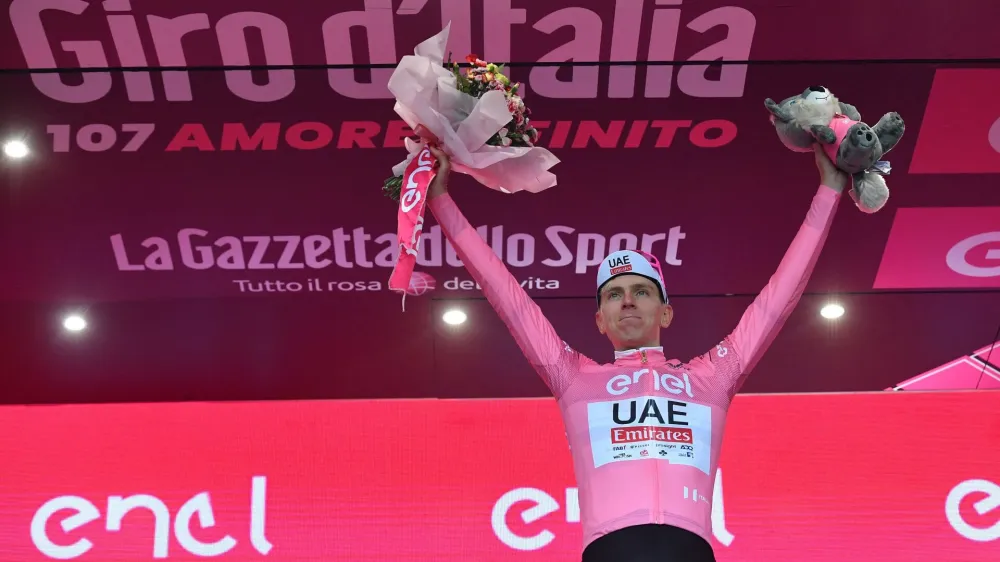 Tadej Pogačar je po zmagi na drugi etapi kolesarske dirke po Italiji oblekel rožnato majico vodilnega. Njegova prednost pred najbližjima zasledovalcema je 45 sekund. F Reuters