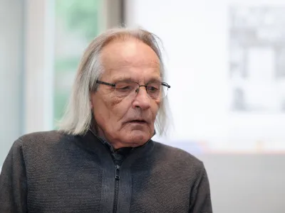 Vodja projekta Robniki mag. Bratko Bibič na SIGIC ob predstavitvi kompilacije digitaliziranih posnetkov slovenske popularne glasbe iz obdobja 70. in 80. let prej&scaron;njega stoletja Foto: STA
