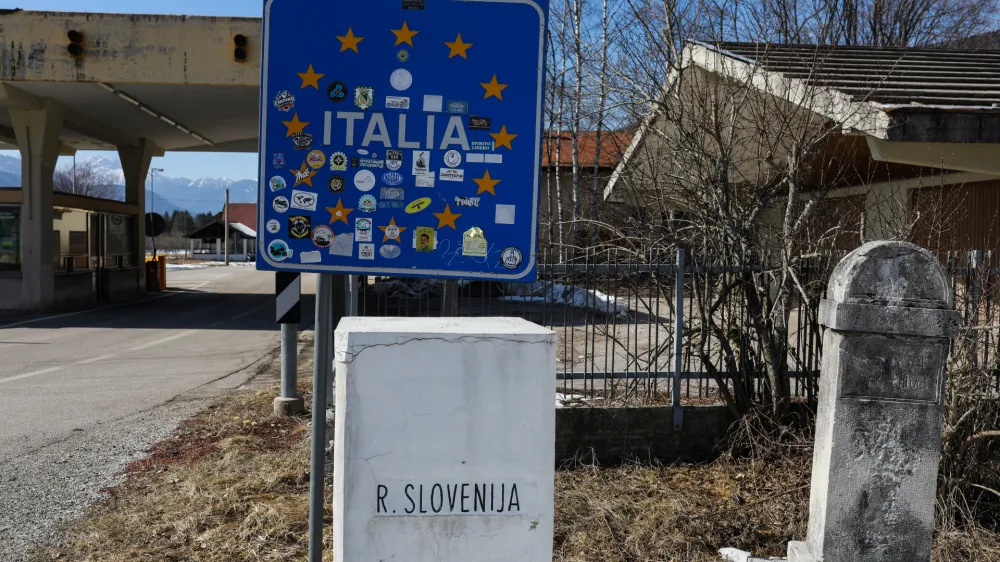 ﻿- Rateče – nadzor na slovenski meji - omejen vstop iz Italije v Slovenijo - kontrolna točka na mejnem območju - mejni prehod - meja Slovenija - Italija - mejni kamen,-- 12.03.2020 - Koronavirus COVID-19 v Sloveniji – razglašena epidemija - od 4. marca okuženih 96 oseb - ukrepi za preprečevanje širjenja okužb s koronavirusom - //FOTO: Bojan Velikonja