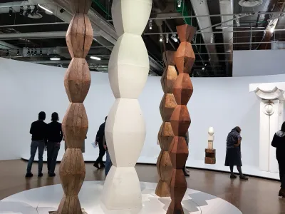 Neskončni steber je bil eden od motivov, h kateremu se je Brancusi nenehno vračal. Na razstavi je na ogled film o njegovem postavljanju in nenehnem podiranju na nekem dvori&scaron;ču.&nbsp;