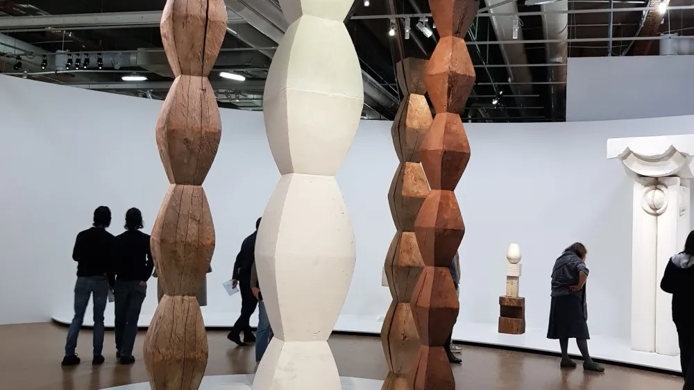 Neskončni steber je bil eden od motivov, h kateremu se je Brancusi nenehno vračal. Na razstavi je na ogled film o njegovem postavljanju in nenehnem podiranju na nekem dvori&scaron;ču.&nbsp;