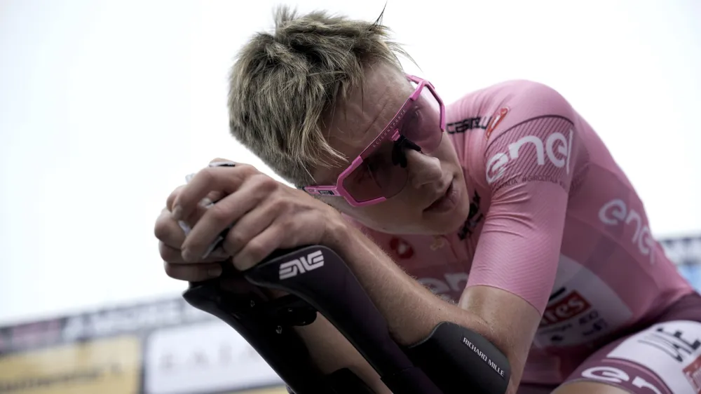 Mednarodna kolesarska zveza je Tadeju Pogačarju prepovedala uporabo kolesarskih hlač granatne barve.