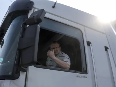 - cestninjenje za tovorna vozila - parkiri&scaron;če - transport, logistika, &scaron;pedicija, mednarodni prevozi - &scaron;oferji - &scaron;pediterji -- 18.3.2014 DARS - Družba za avtoceste v Republiki Sloveniji - Cestninski uporabni&scaron;ki center (CUC) v Ljubljani - informacije v zvezi s plačevanjem cestnine, Grič 54 //FOTO: Jaka GasarOPOMBA: ZA OBJAVO V PRILOGI &ndash; DNEVNIKOV OBJEKTIV - REPORTAŽA 2014