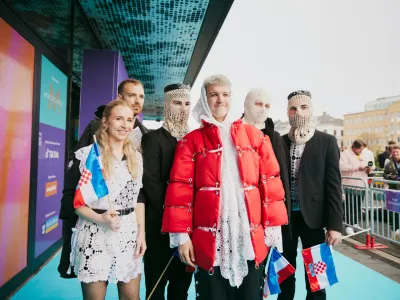 Baby Lasagna z ekipo F Wiwibloggs 