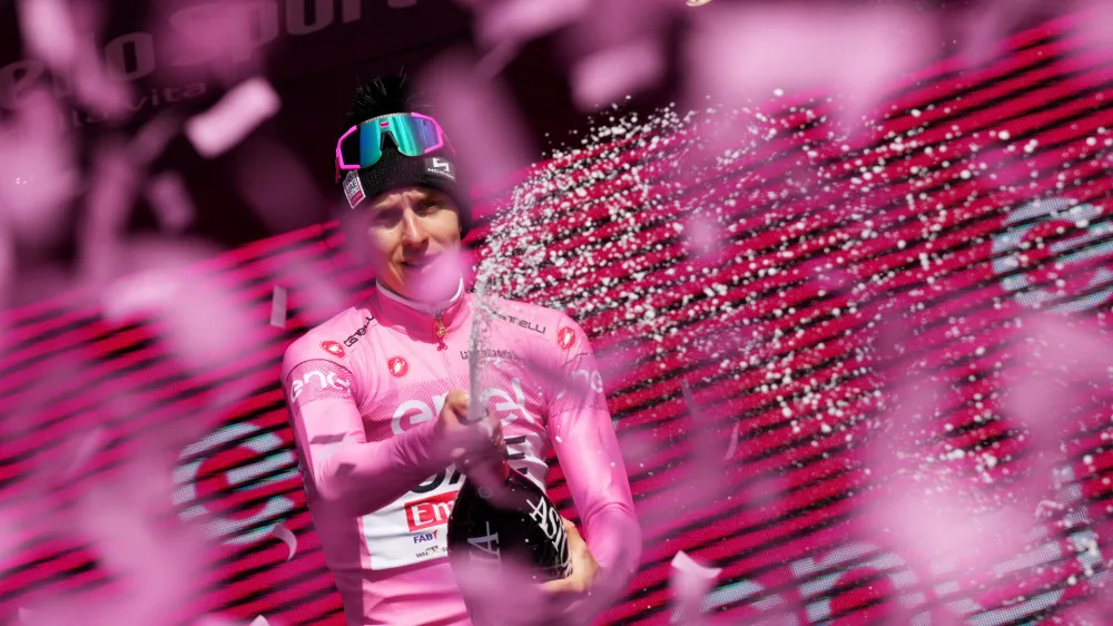 Tadej Pogačar je z zmago na osmi etapi kolesarske dirke po Italiji vnovič potrdil, da za skupno zmago nima pravega konkurenta.