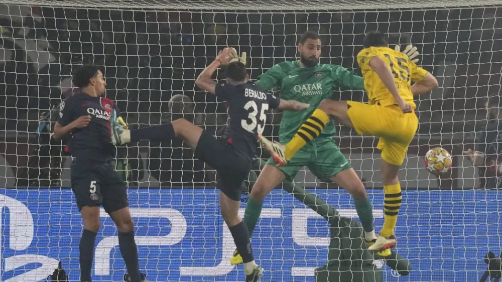 Poveljnik obrambe Borussie Dortmund Mats Hummels (v rumenem dresu) je takole dosegel edini gol na tekmi v Parizu.&nbsp;