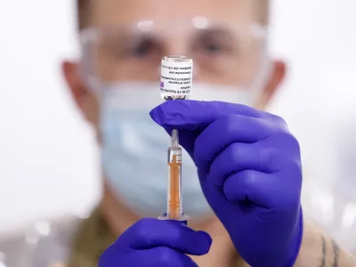 ﻿08 February 2021, England, Leeds: Sgt Phil Morris, Regimental Aid Post 4th Battalion Royal Regiment of Scotland, prepares a dose of the Oxford/AstraZeneca coronavirus vaccine ahead of being administered to patients at the Elland Road vaccination centre. Photo: Danny Lawson/PA Wire/dpa