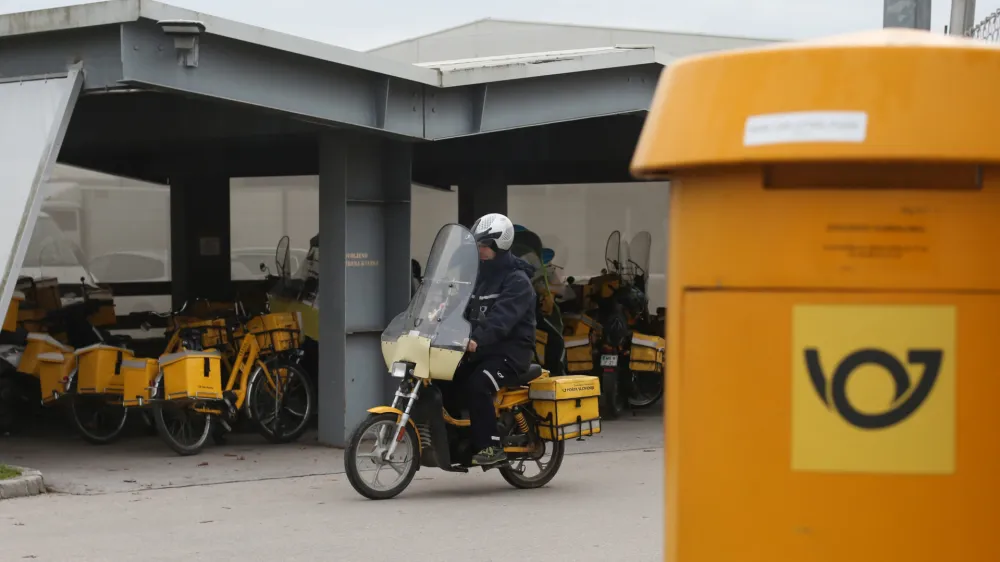 ﻿pismonoša- Poštni logistični center Ljubljana, Cesta v Mestni log 81- 11.11.2019 - Pošta Slovenije - stavka v poštno-logističnih centrih - poštni delavci so opolnoči začeli stavko - Sindikat poštnih delavcev in vodstvo Pošte Slovenije namreč nista dosegla dogovora glede zahteve sindikata za zvišanje plač. //FOTO: Bojan Velikonja