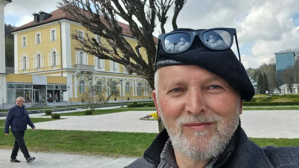 Ulični glasbenik in dobrodelnež Antonio Čemažar je s svojim petjem in lepimi gestami vrsto let lepšal vsakdan številnim, ki so mu prisluhnili. Zdaj pomoč potrebuje sam. Foto osebni arhiv