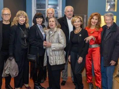 Na Ivana Debevca imajo vsi lepe spomine: Marko Kumer, Zorica Pesek, Nina Gazibara, Nataša Dolenc, za njo Frenk Vengust, Boris Čamernik, Bernarda Lasan, Tanja Janc in Stane Jerko. 