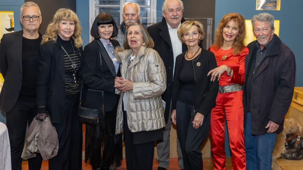 Na Ivana Debevca imajo vsi lepe spomine: Marko Kumer, Zorica Pesek, Nina Gazibara, Nataša Dolenc, za njo Frenk Vengust, Boris Čamernik, Bernarda Lasan, Tanja Janc in Stane Jerko. 