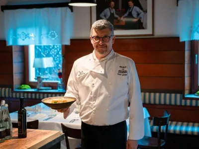 Chef Uroš Gorjanc bo goste razvajal v gostilni Krištof v Predosljah, ki že leta sodi v vrh slovenskih kulinaričnih zgodb. 