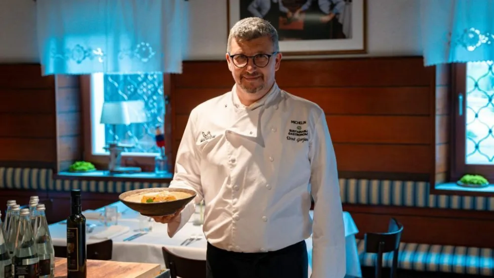 Chef Uroš Gorjanc bo goste razvajal v gostilni Krištof v Predosljah, ki že leta sodi v vrh slovenskih kulinaričnih zgodb. 