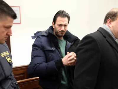 Romuna Nicuja Ovidiuja Mogosa je izdal tudi telefon, ki so ga bazne postaje zaznale na območju vseh 53 vlomov.
 