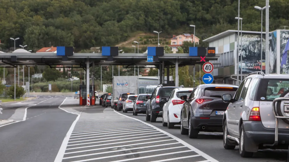 Nadzor na meji s Hrvaško in Madžarsko naj bi trajal do 22. junija, obstaja pa možnost, da ga bodo podaljšali. V tem primeru bodo potniki morali pokazati veljaven dokument za prestop meje, zaradi česar gre spet pričakovati kolone vozil na meji.
 