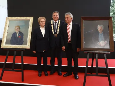 Julijana Žibert, Zoran Janković in prof. Janez Koželj09.05.2024 - slavnostna seja mestnega sveta Mestne občine Ljubljana ob mestnem prazniku, na kateri bo župan Zoran Janković podelil najvišja priznanja mestaFOTO: Luka Cjuha
