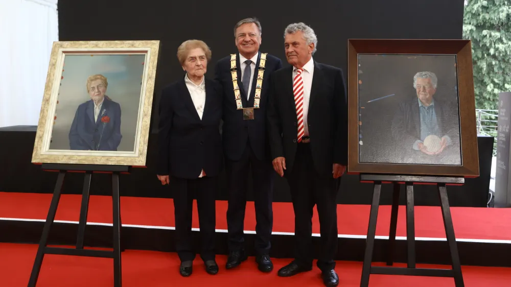 Julijana Žibert, Zoran Janković in prof. Janez Koželj09.05.2024 - slavnostna seja mestnega sveta Mestne občine Ljubljana ob mestnem prazniku, na kateri bo župan Zoran Janković podelil najvišja priznanja mestaFOTO: Luka Cjuha