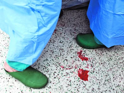 Na ministrstvu za zdravje se nameravajo odškodninam posvetiti, ko bo »pod streho« novi zakon o kakovosti. Ideja izplačila brez dokazovanja krivde zdravstvenih delavcev je sicer aktualna že vrsto let. 