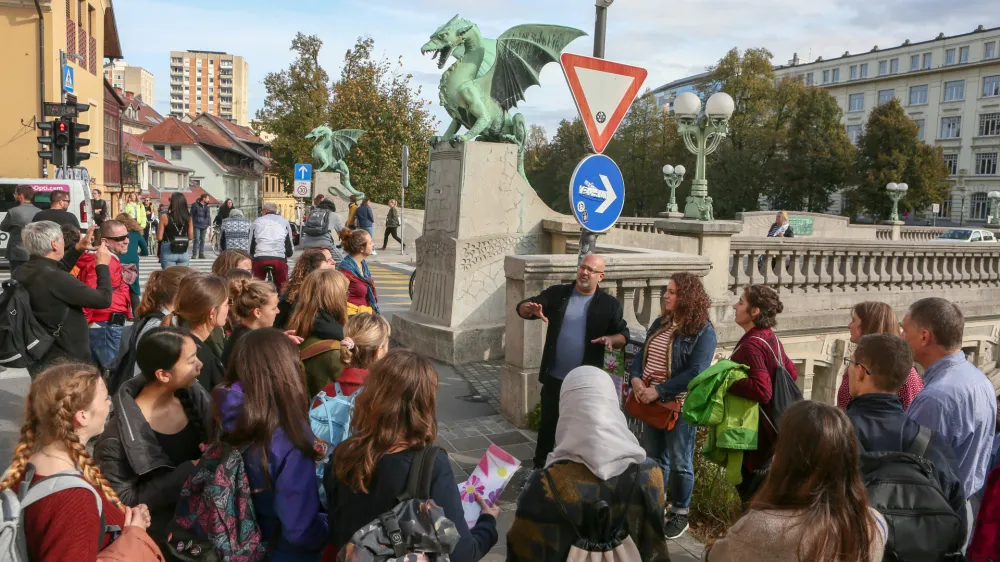﻿- 18.10.2019 – Turizem vLjubljani - reportaža o migrantski turi i – turistični ogled – migranti //FOTO: Luka Cjuha.