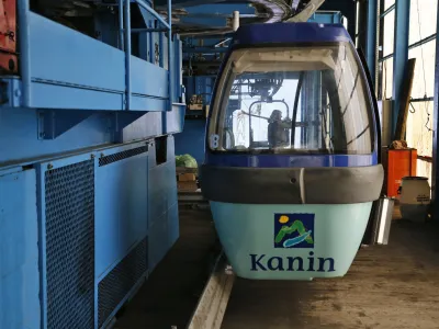 ﻿ATC smučišče Kanin - postaja B - gondolska žičnica - gondola - - POSOČJE 2013 - upad povpraševanja po turističnih zmogljivostih - turizem //FOTO: Bojan Velikonja OPOMBA: ZA OBJAVO V PRILOGI – DNEVNIKOV OBJEKTIV - REPORTAŽA 2013