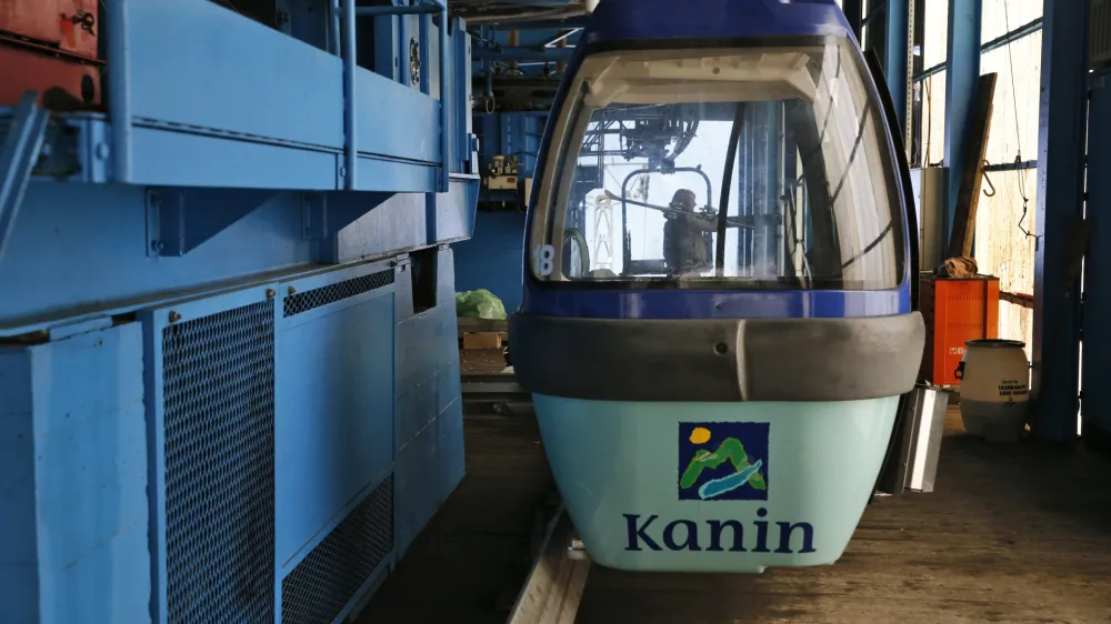 ﻿ATC smučišče Kanin - postaja B - gondolska žičnica - gondola - - POSOČJE 2013 - upad povpraševanja po turističnih zmogljivostih - turizem //FOTO: Bojan Velikonja OPOMBA: ZA OBJAVO V PRILOGI – DNEVNIKOV OBJEKTIV - REPORTAŽA 2013