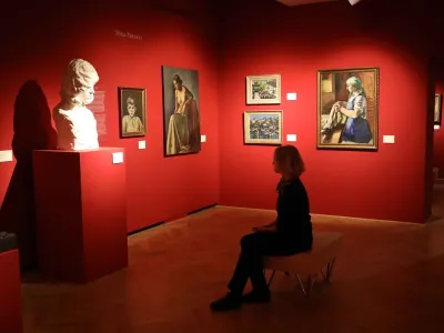 kustosinja Barbara Savenc - 24.10.2023 – Mestni muzej Ljubljana - Razstava Slovenske umetnice v obdobju 1850–1950 z naslovom Kaj bi dekleta morala vedeti? - dela slikark in kipark prve polovice 20. stoletja//FOTO: Tomaž Skale