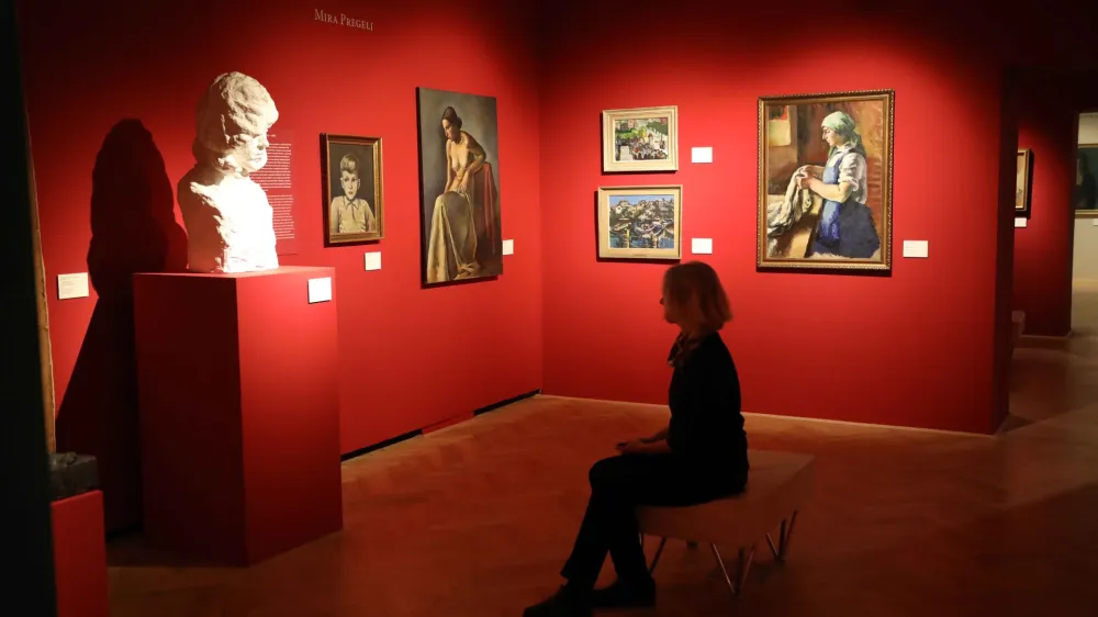 kustosinja Barbara Savenc - 24.10.2023 – Mestni muzej Ljubljana - Razstava Slovenske umetnice v obdobju 1850–1950 z naslovom Kaj bi dekleta morala vedeti? - dela slikark in kipark prve polovice 20. stoletja//FOTO: Tomaž Skale