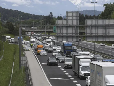 - 18.05.2023 – Ljubljanska obvoznica – prometni zastoj zaradi praznika Jezusov vnebohod v nekaterih državah //FOTO: Luka Cjuha