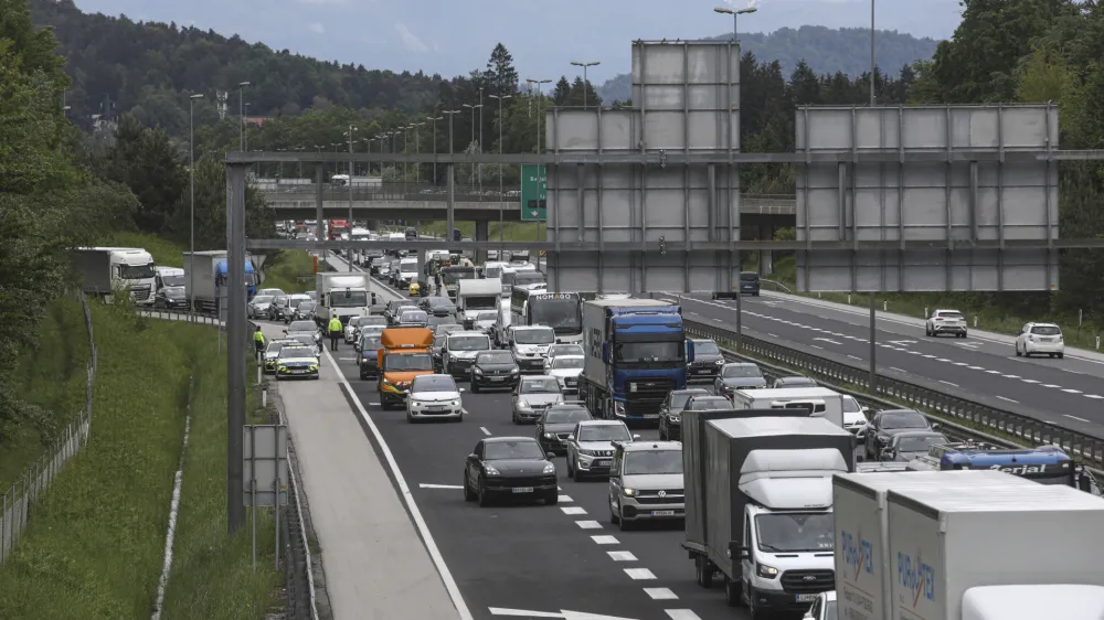 - 18.05.2023 – Ljubljanska obvoznica – prometni zastoj zaradi praznika Jezusov vnebohod v nekaterih državah //FOTO: Luka Cjuha