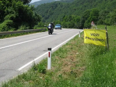 motoristi ceste v dolini Soče, predvsem proti Predelu in Vršiču, ne uporabljajo samo v turistične namene ampak tudi kot neke vrste »moto poligon«